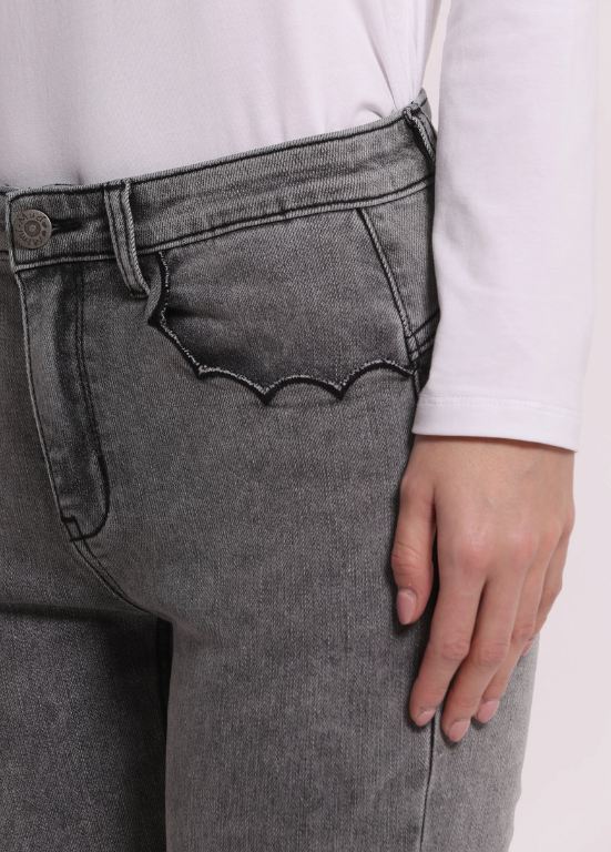 JEANS CINZA COM DEBROADO EM ONDA - MIMI MUA