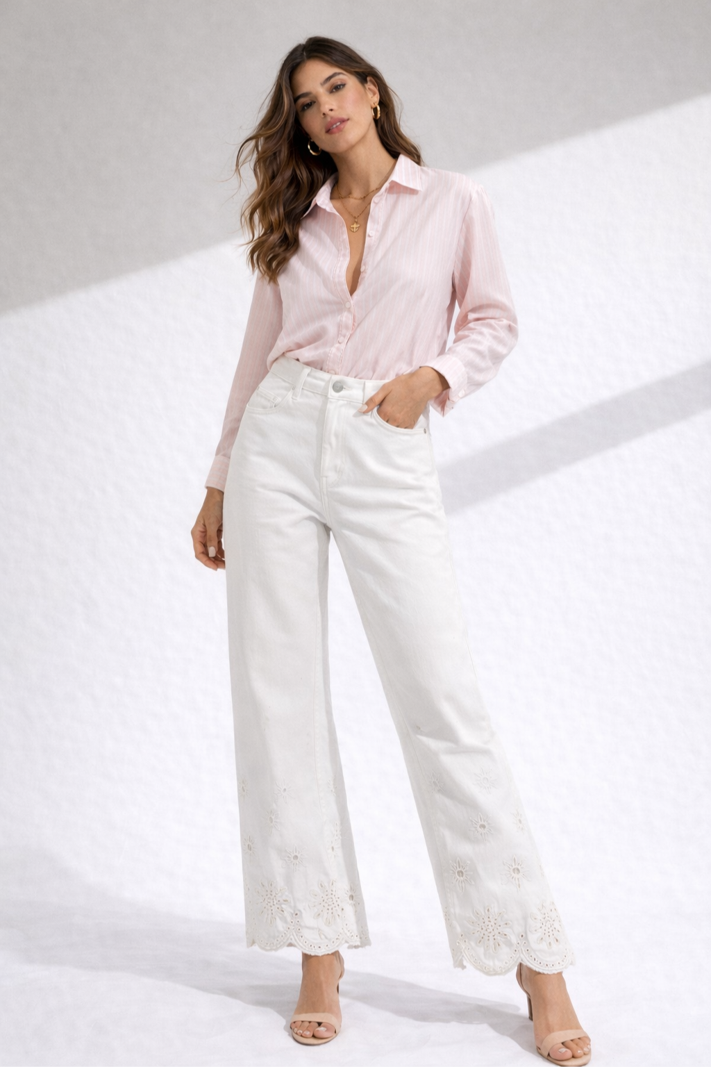 CALÇAS DE GANGA BRANCAS COM BORDADO NA BAINHA - ALIBY