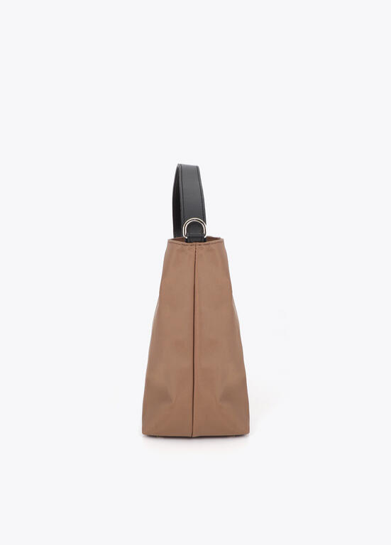 MALA EM NYLON CAMEL COM TAGS, CONTRASTES E APLICAÇÕES LC - LOLA CASADEMUNT