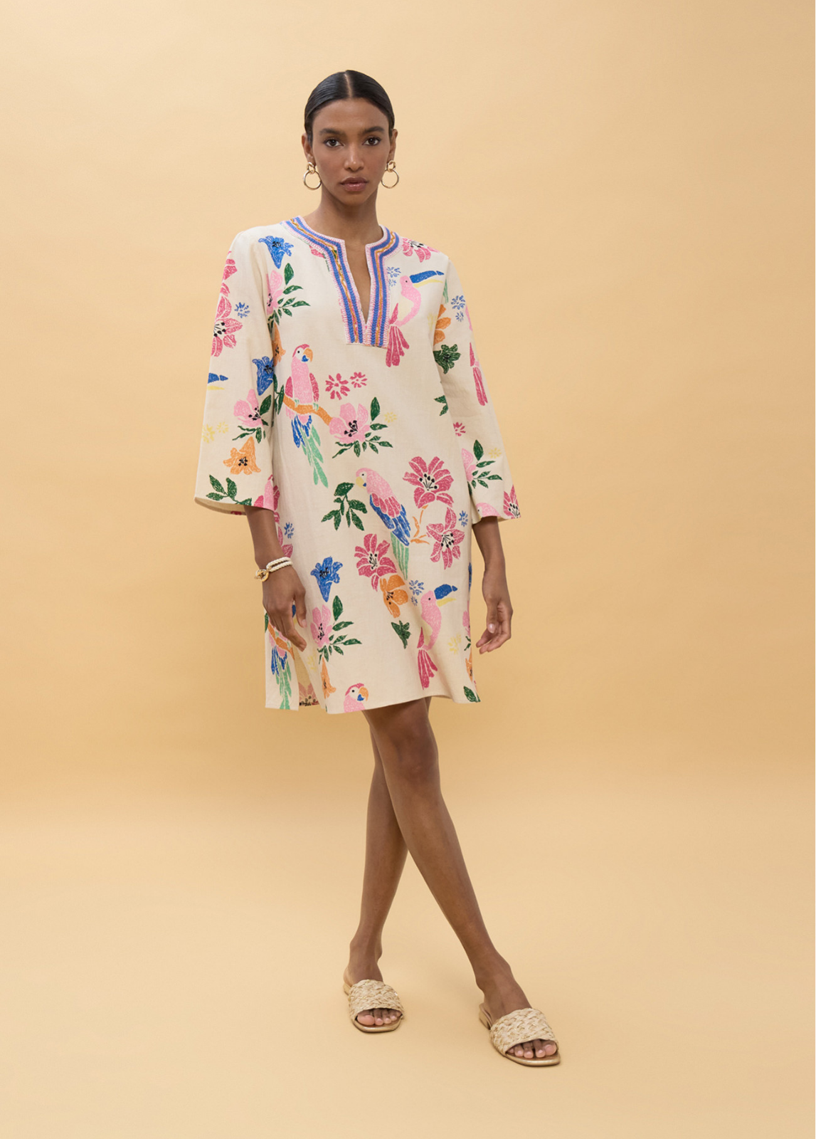 VESTIDO CURTO COM TEMA BOÊMIO E COLORIDO - LOLA CASADEMUNT
