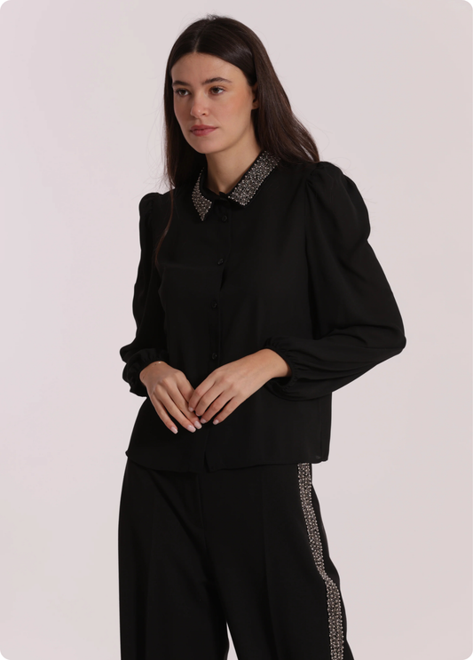 CAMISA COM DETALHE EM PEDRARIA - MIMI MUA