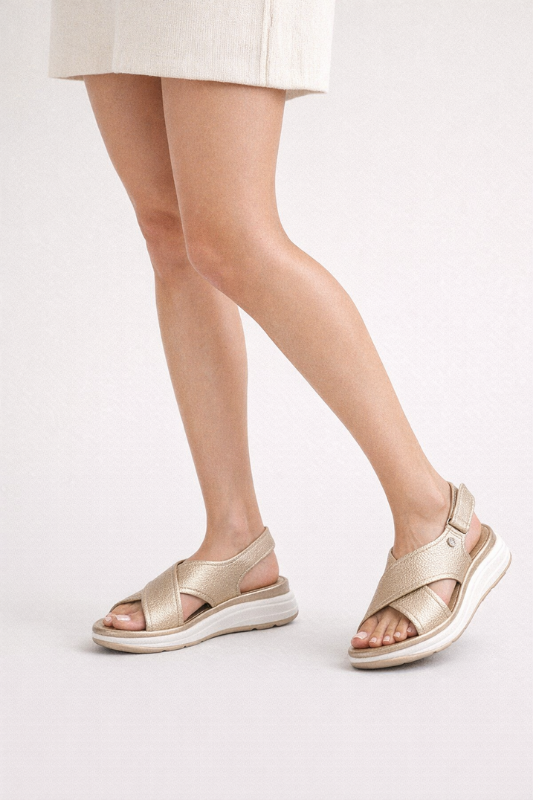 SANDÁLIAS DE TIRAS LARGAS CRUZADAS EM TONS DOURADOS - XTI shoes