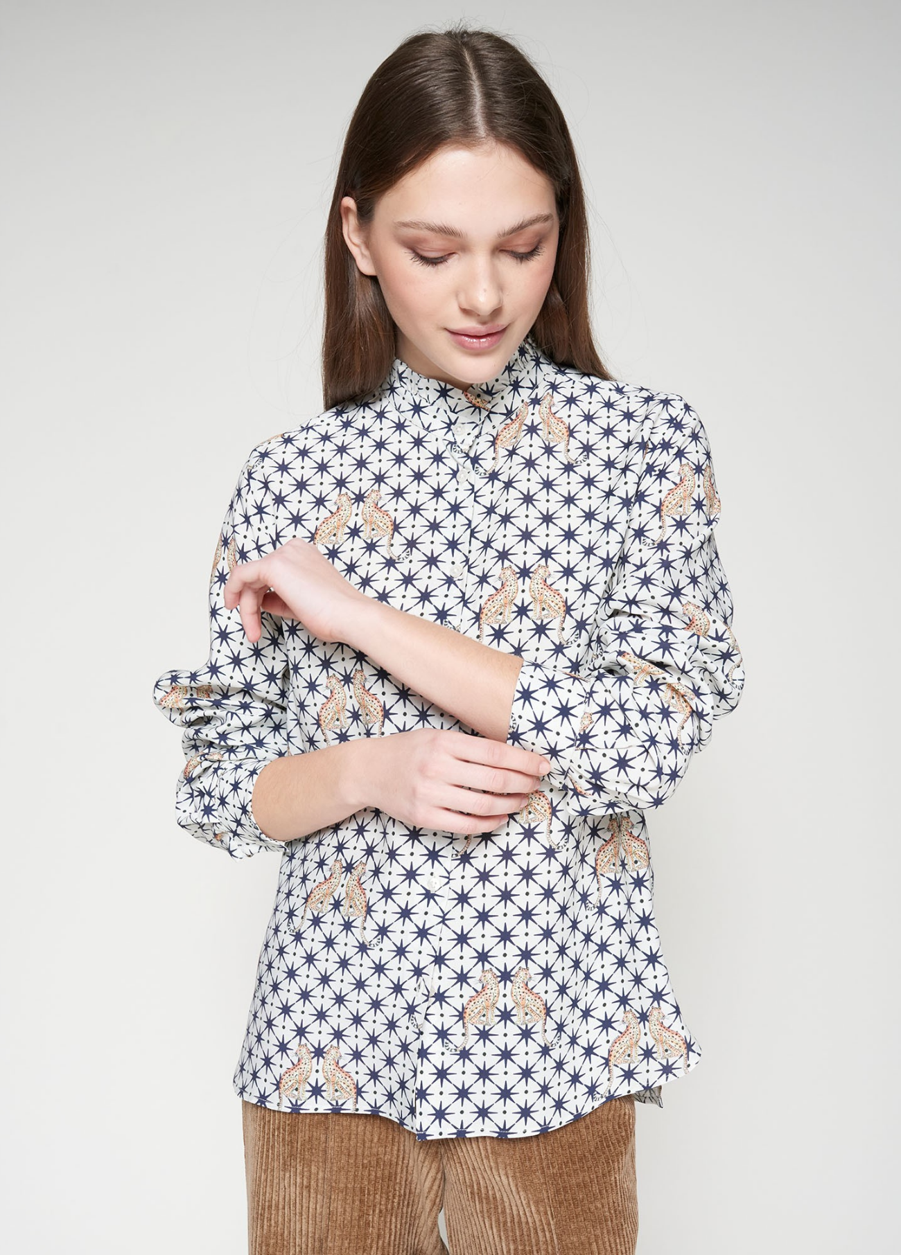 CAMISA BRANCA COM ESTAMPA DE LEOPARDO E ESTRELA - VILAGALLO