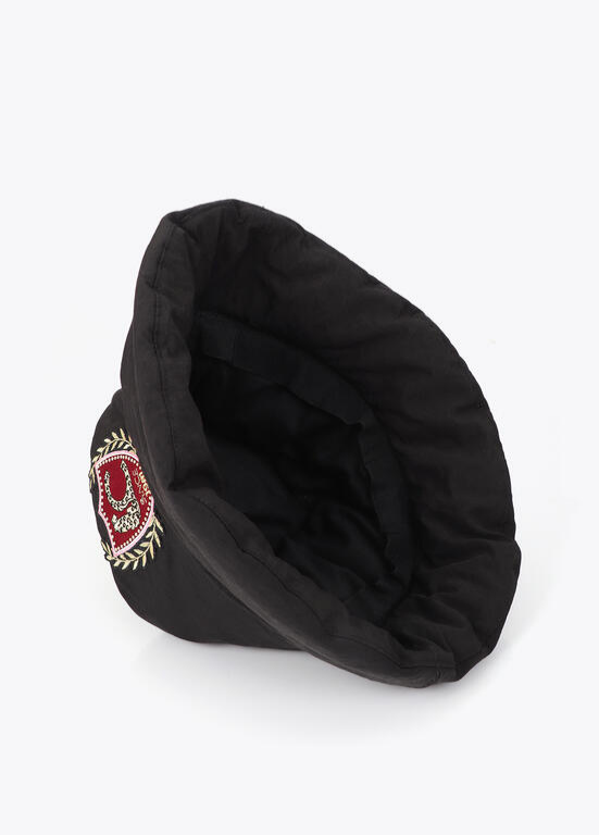 CHAPÉU ACOLCHOADO EM NYLON PRETO E EMBLEMA LC - LOLA CASADEMUNT