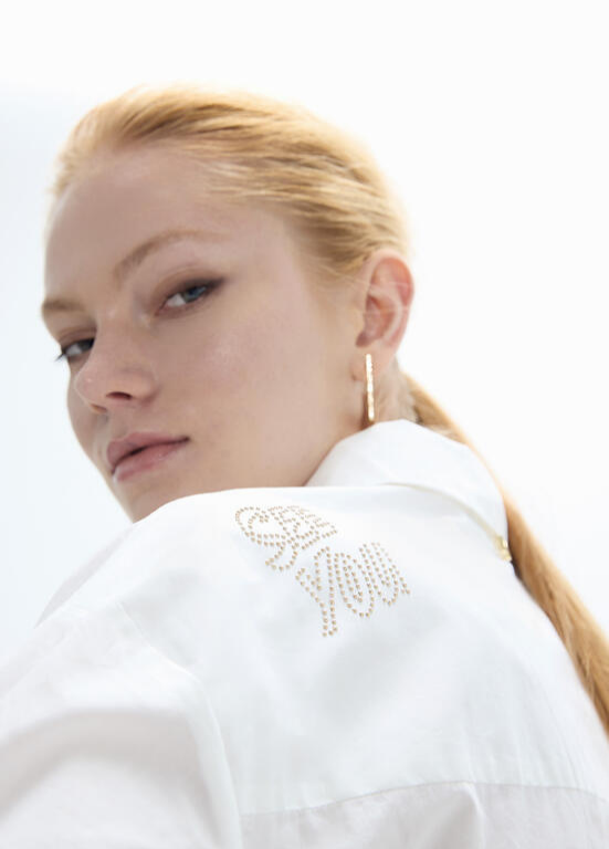 CAMISA BRANCA COM DETALHES EM STRASS DOURADO MAITE - LOLA CASADEMUNT