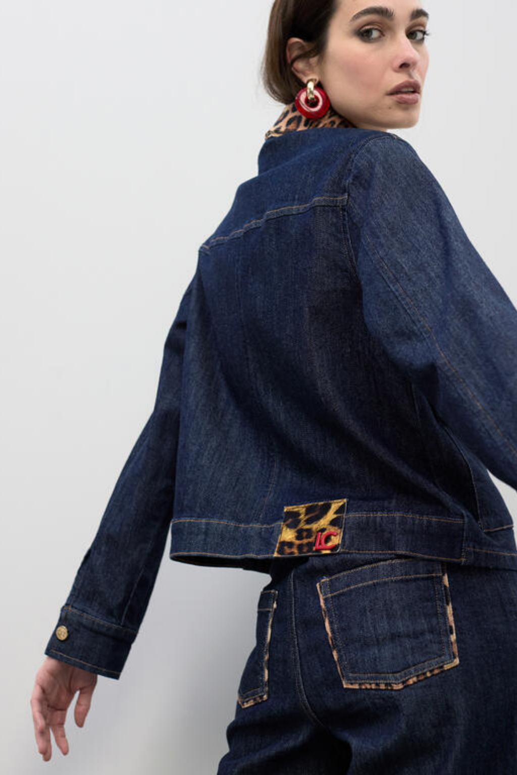 BLUSÃO CURTO GANGA COM DE TALHES EM ANIMAL PRINT - LOLA CASADEMUNT