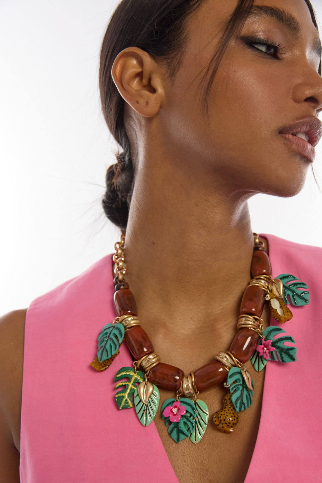 COLAR CURTO COM CHARMES TROPICAIS - LOLA CASADEMUNT