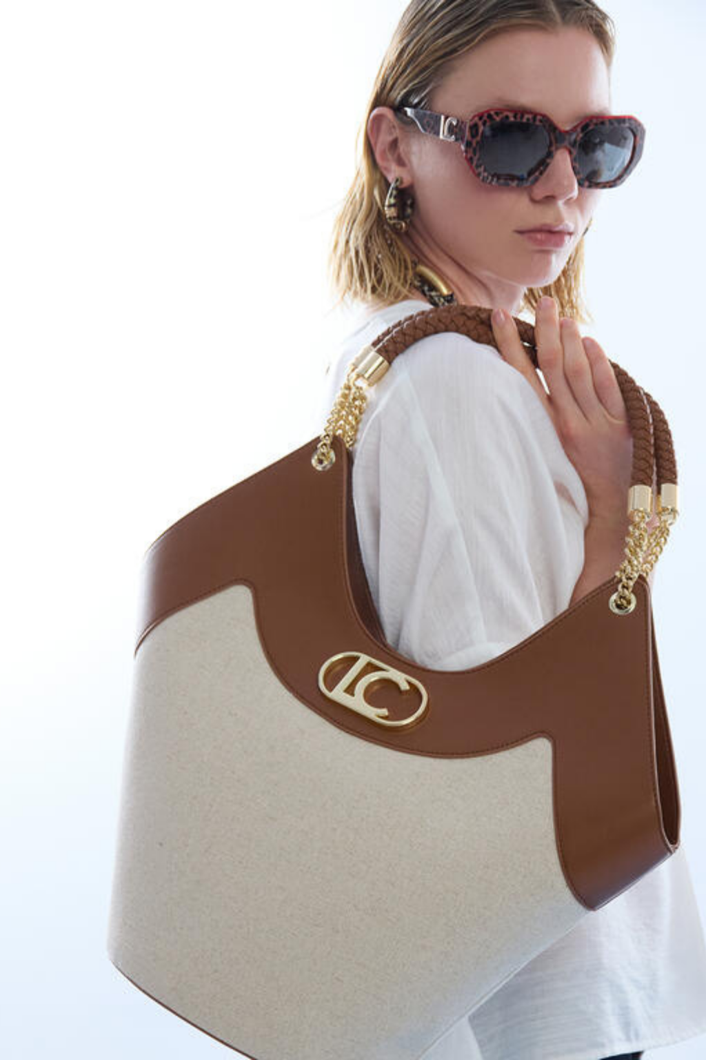 MALA BUCKET BICOLOR COM ALÇA ENTRAÇADA - LOLA CASADEMUNT