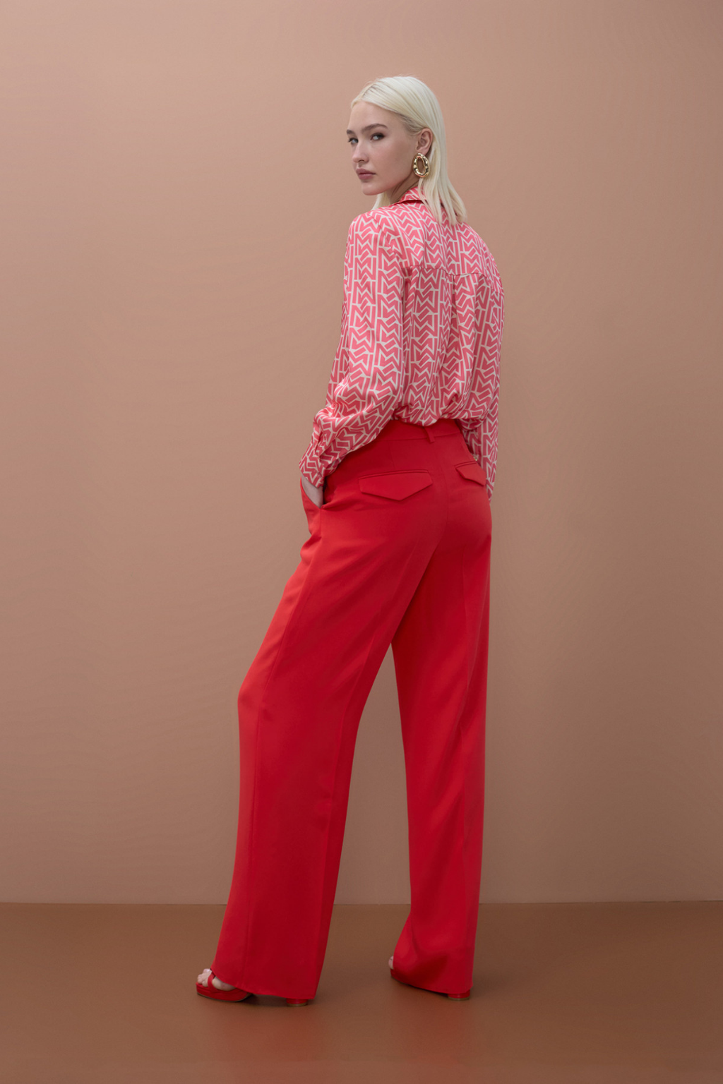 CALÇAS DE CORTE RETO EM CORAL VIBRANTE - LOLA CASADEMUNT