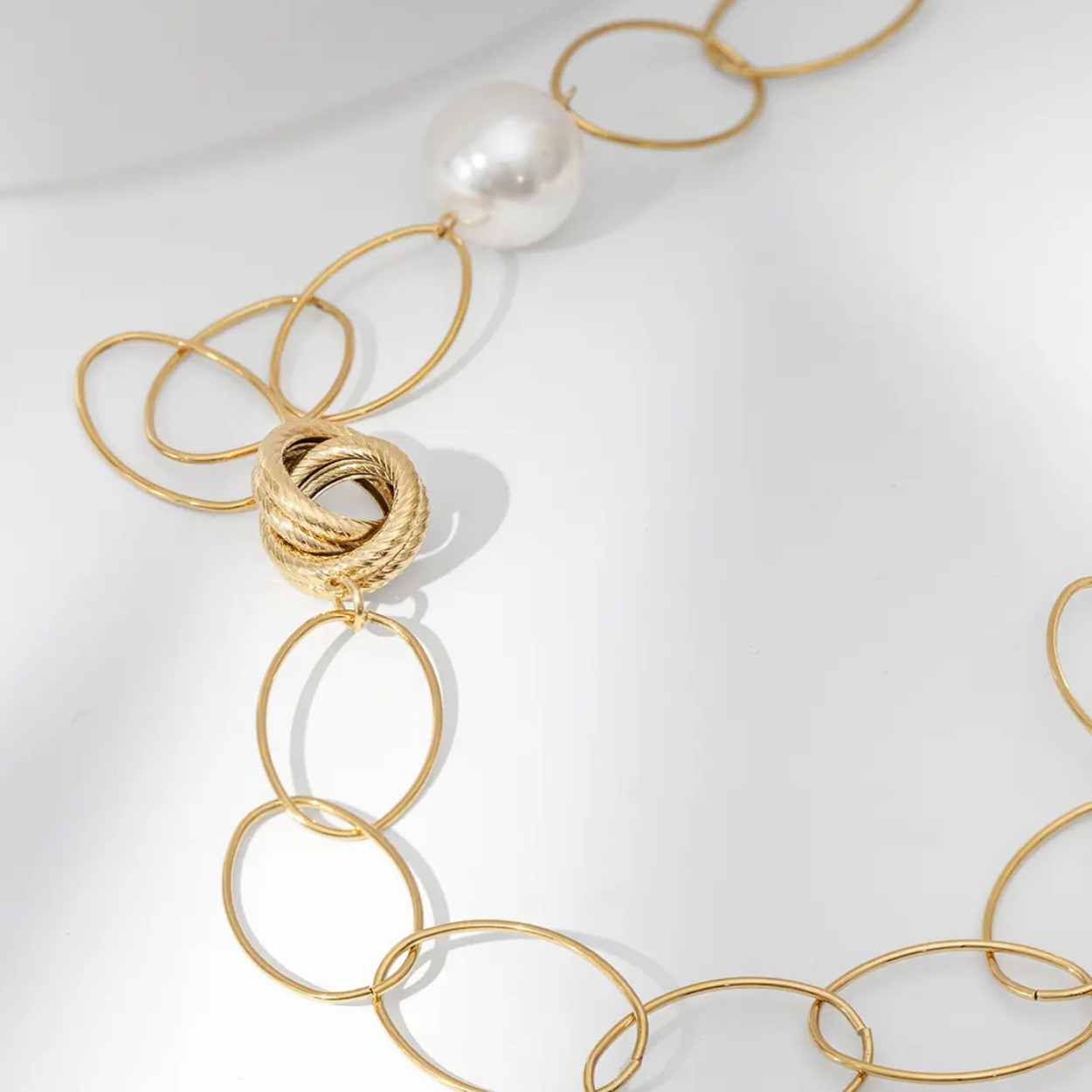 COLAR COMPRIDO TIPO CORRENTE COM PÉROLAS - BASTTA