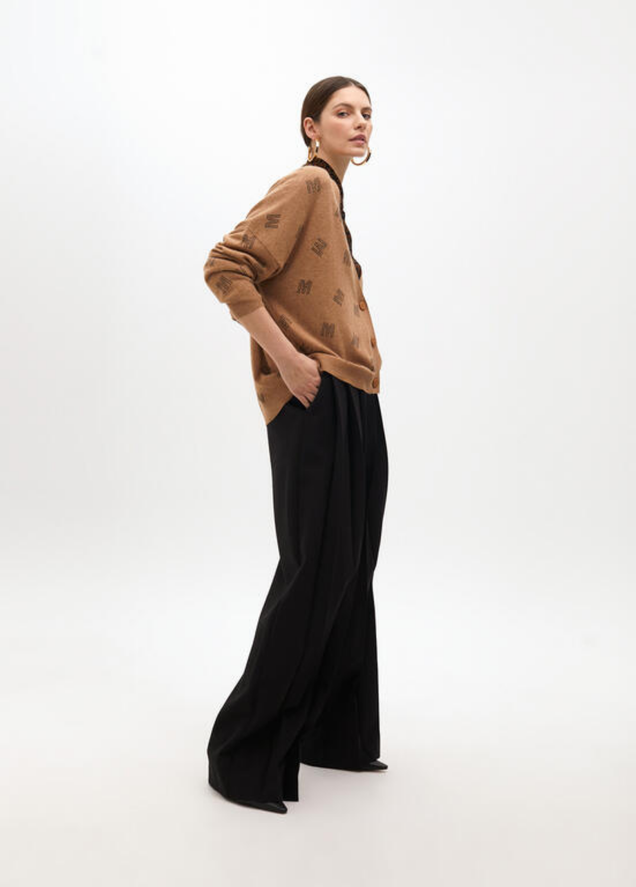 CARDIGAN CAMEL COM LETRAS ESTAMPADAS EM CONTRASTE - LOLA CASADEMUNT BY MAITE