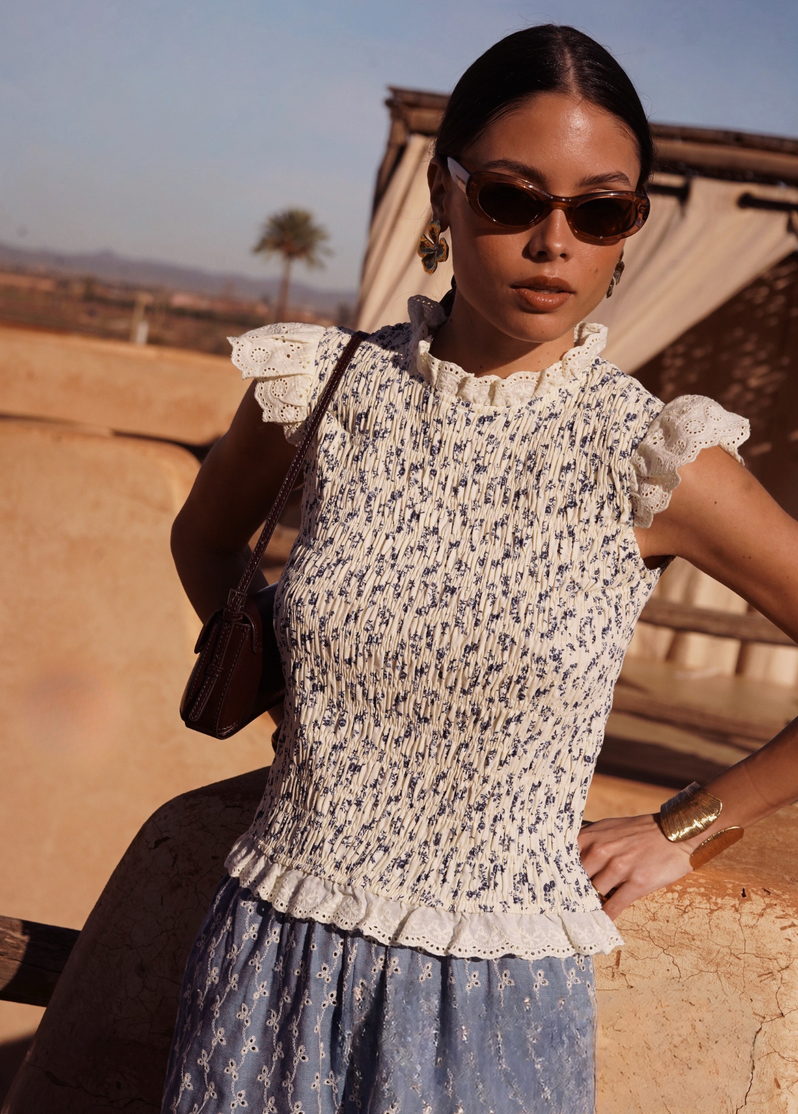 BLUSA COM LIGEIRO ESTAMPADO, PLISSADO E FOLHO COM RENDA INGLESA - ALIBY