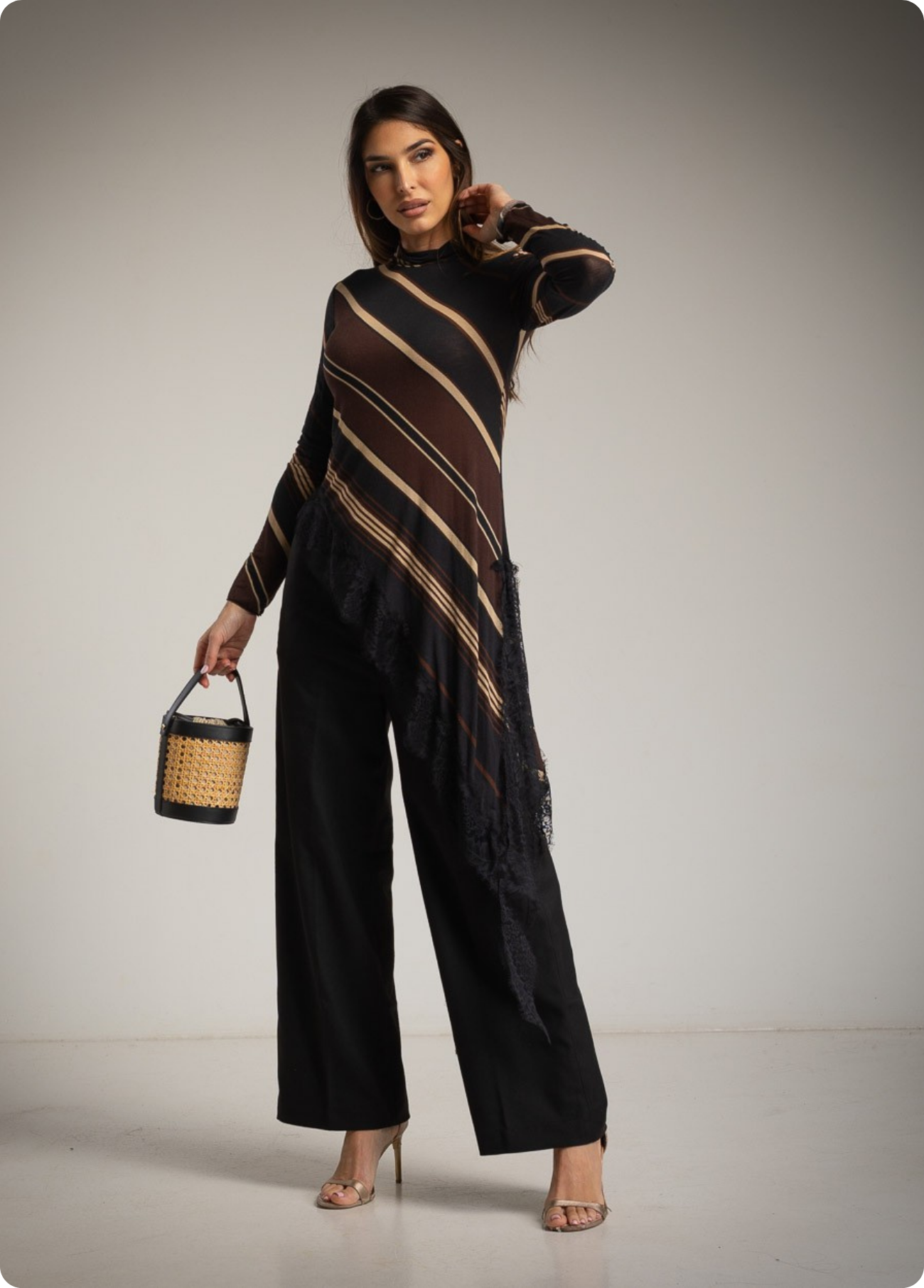 CAMISOLA ASSIMÉTRICA RISCAS E RENDA - ALBANOS