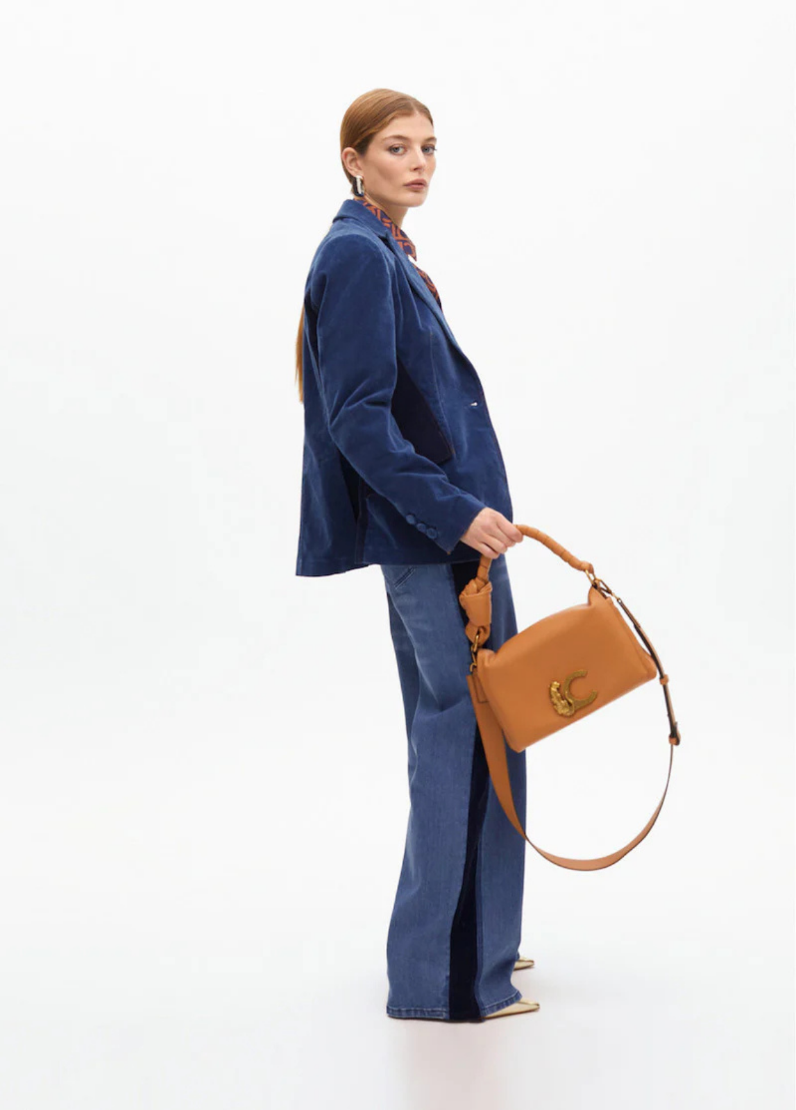 BLAZER EM VELUDO AZUL, DENIM E CONTRASTES CAMEL - LOLA CASADEMUNT