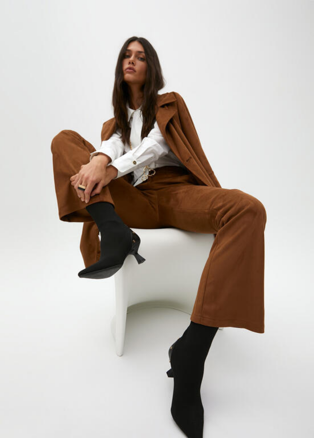 BOTINS ELÁSTICOS COM TACHAS E MONOGRAMA LC - LOLA CASADEMUNT