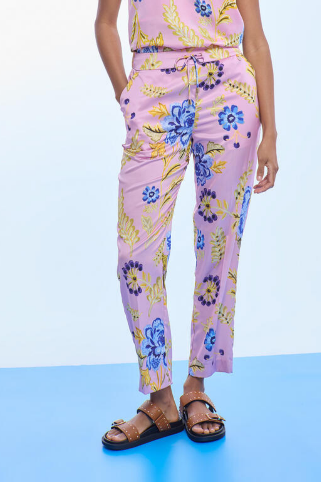 CALÇAS JOGGER SEDOSAS COM ESTAMPADO MULTICOLOR FLORA - LOLA CASADEMUNT