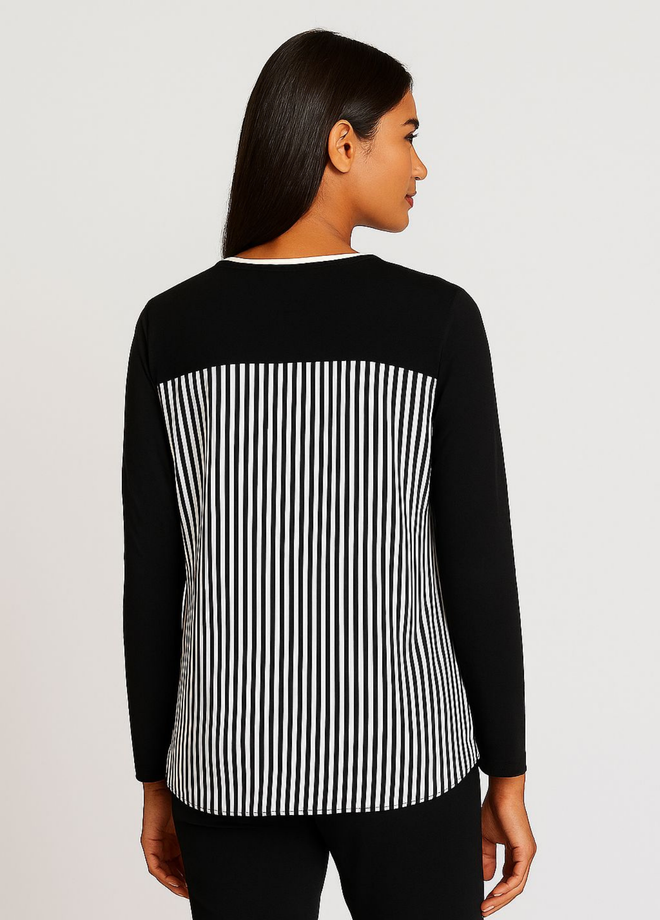 CAMISOLA PRETA COM DETALHE GRÁFICO E COSTAS RISCAS - BARBARA LEBEK