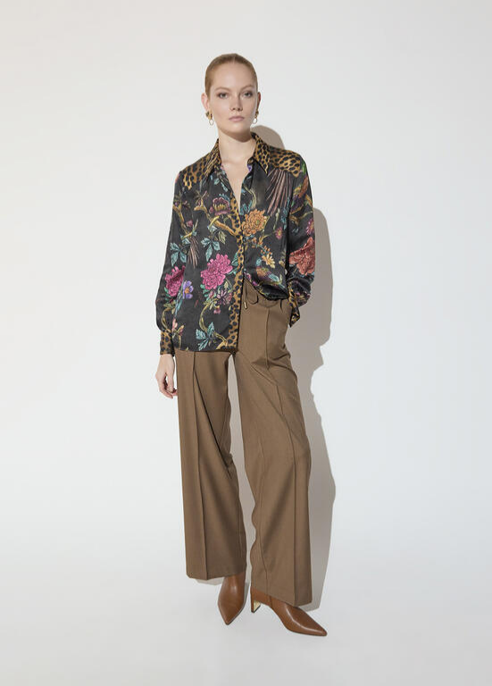 CAMISA REGULAR FIT COM ESTAMPADO DE ANIMAL PRINT E FLORES COMBINADO - LOLA CASADEMUNT