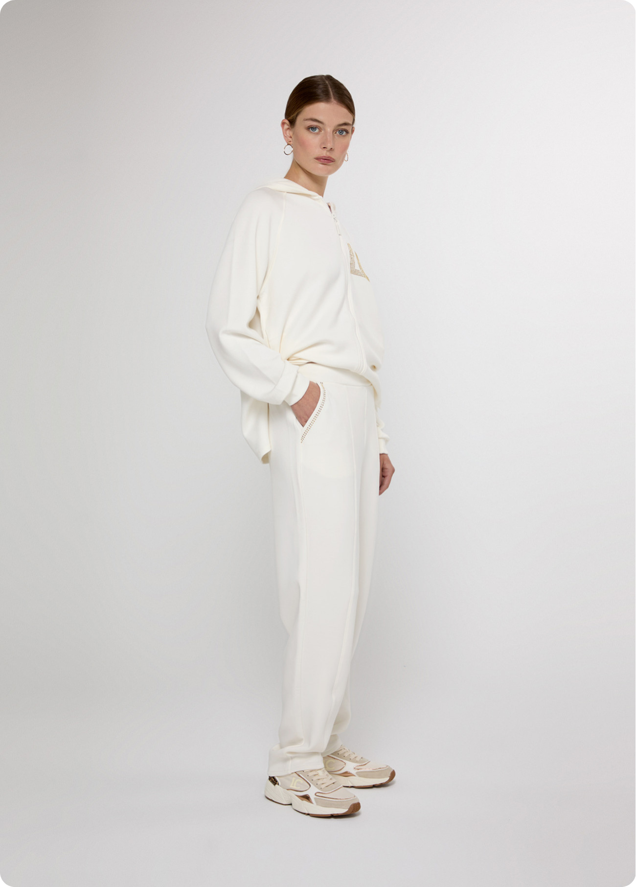 CALÇAS JOGGER COM STRASS NOS BOLSOS - LOLA CASADEMUNT