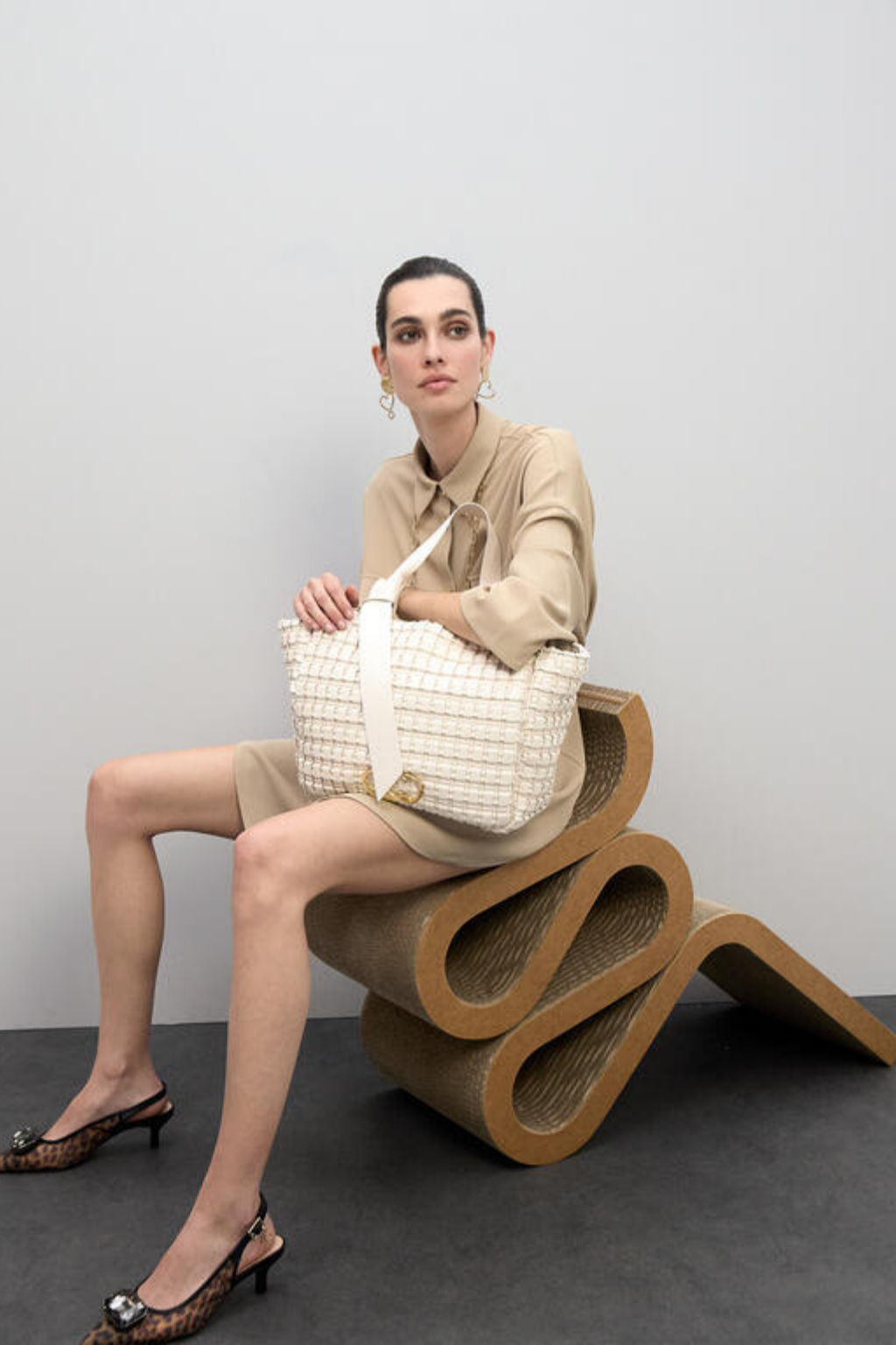 MALA TOTE TEXTURADA COM LOGÓTIPO DOURADO - LOLA CASADEMUNT