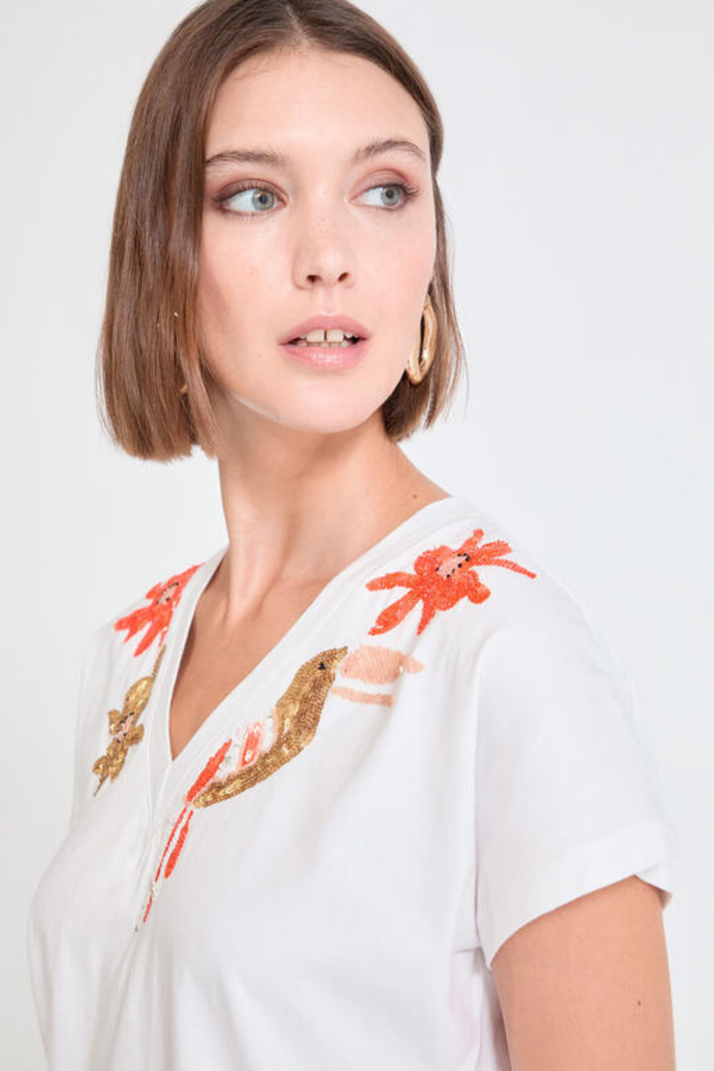 T-SHIRT BRANCA COM APLICAÇÕES BORDADAS - LOLA CASADEMUNT BY MAITE