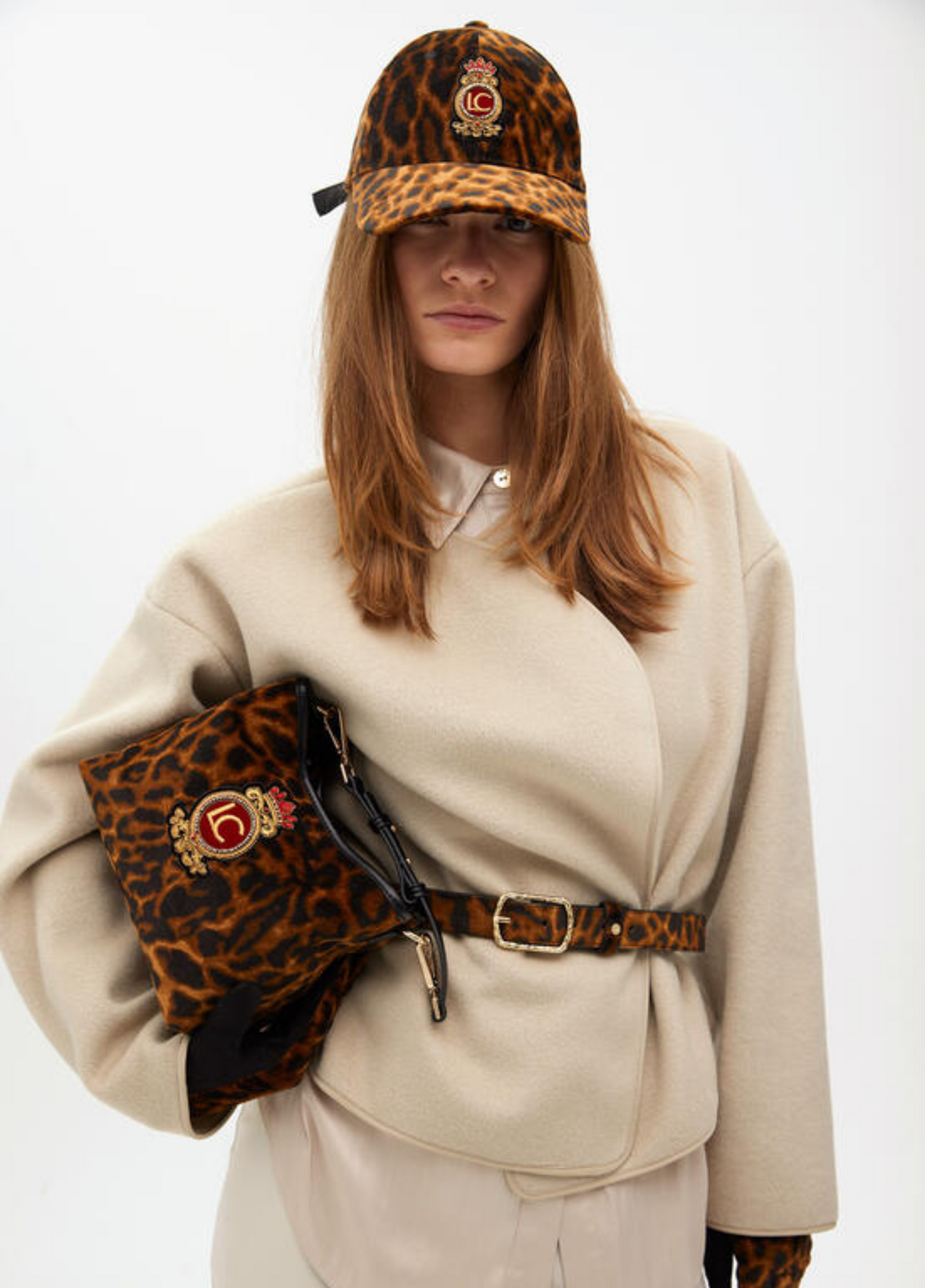 MALA LEOPARDO COM EMBLEMA LC - LOLA CASADEMUNT