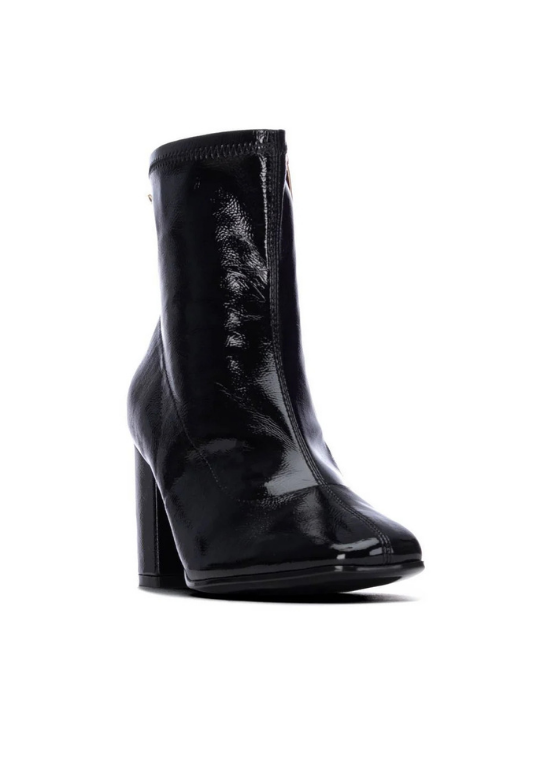 BOTIM EM COURO ENVERNIZADO COM SALTO - XTI SHOES