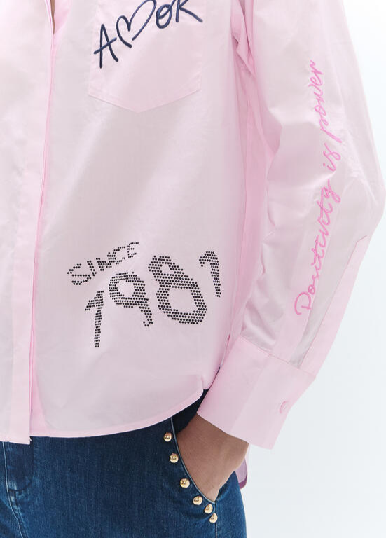 CAMISA ROSA COM TEMA AMOR E 1981 LC - LOLA CASADEMUNT
