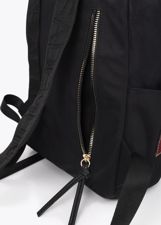 MOCHILA EM NYLON PRETA COM EMBLEMA LC - LOLA CASADEMUNT