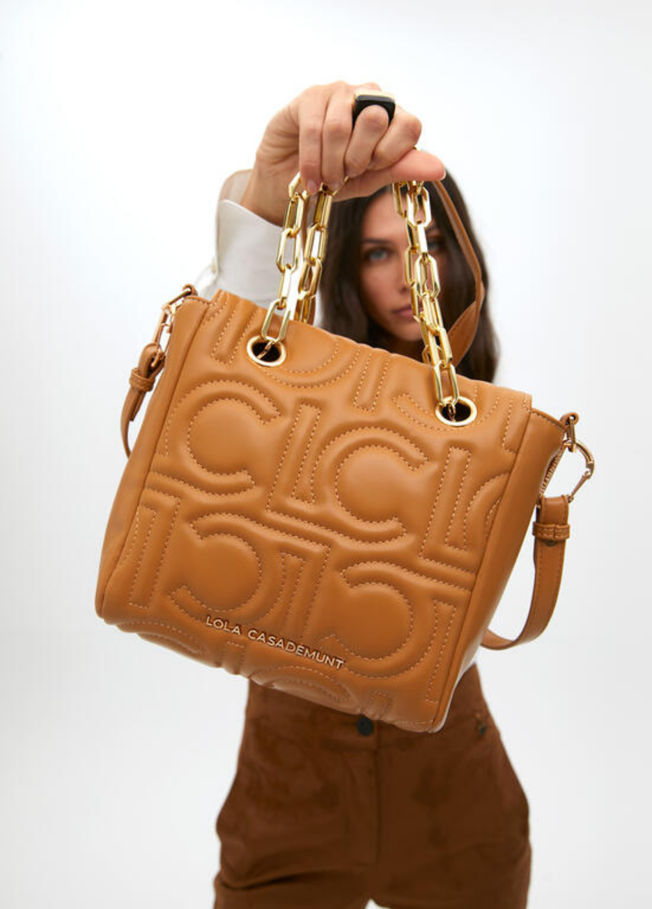 MALA CAMEL ACOLCHOADA COM ALÇA EM CORRENTE - LOLA CASADEMUNT