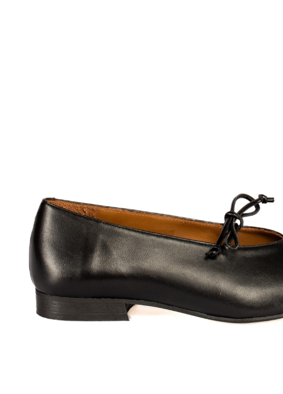 SAPATOS COM LAÇO MINIMALISTAS - TAPADAS