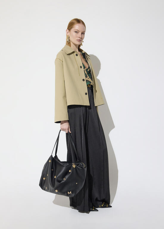 TRENCH CURTA BEGE COM COSTAS PRETAS E STRASS MAITE - LOLA CASADEMUNT