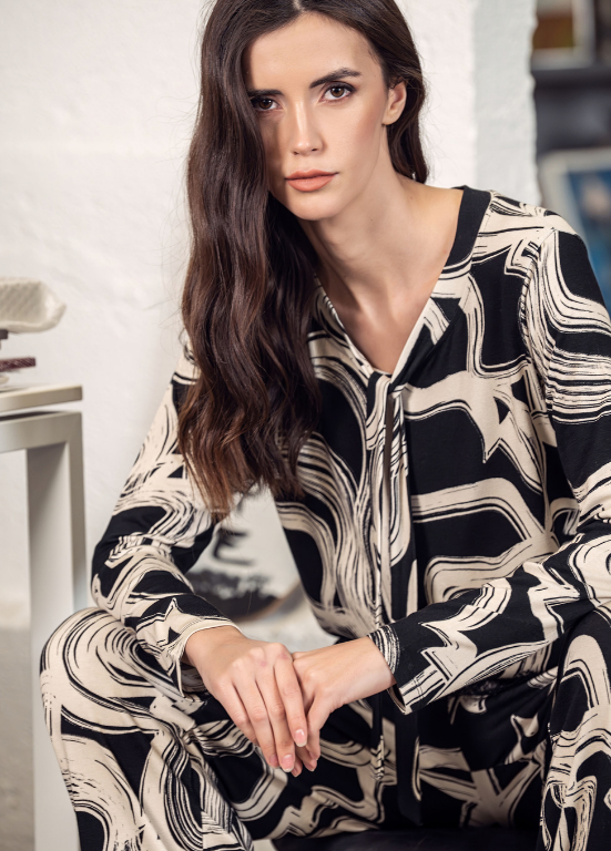 BLUSA DE MALHA ESTAMPADA, COM LAÇADA E RENDA NO CÔS - SCUSI