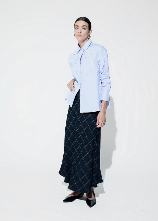 CAMISA AZUL COM APLICAÇÕES FRONTAIS LC - LOLA CASADEMUNT