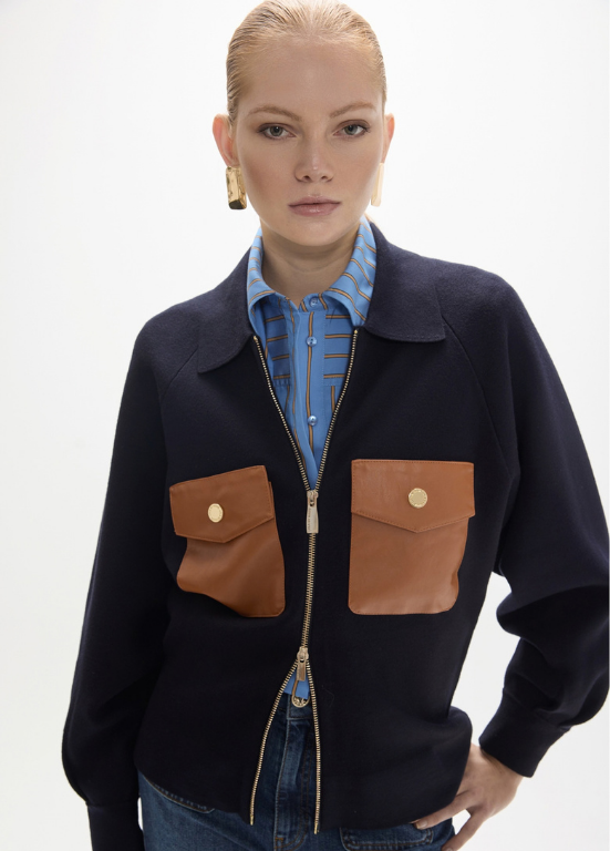 CARDIGAN AZUL MARINHO BOM BOLSOS EM ECOPELE CAMEL - LOLA CASADEMUNT