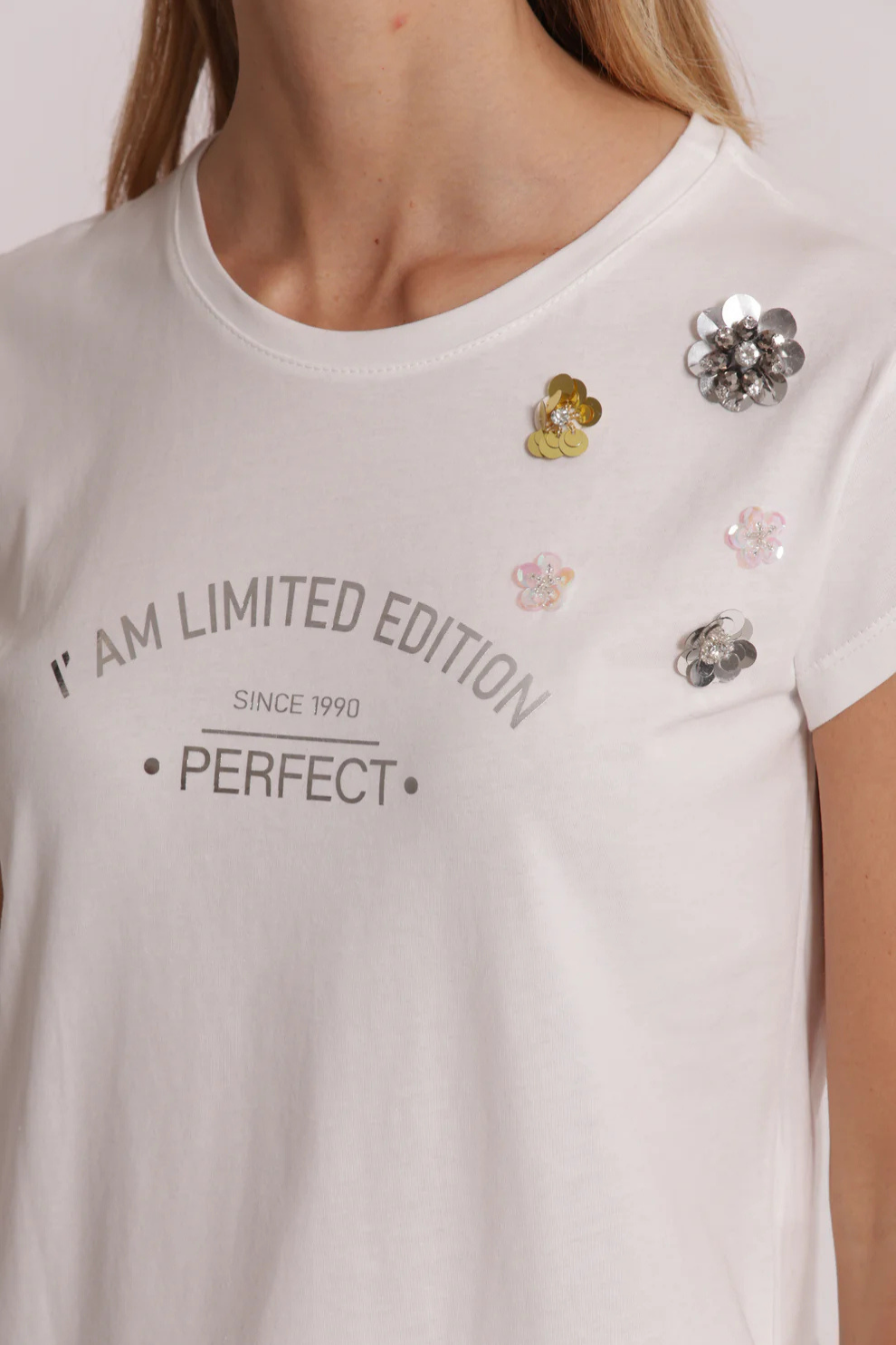 T-SHIRT EM ALGODÃO COM DETALHES EM STRASS - MIMI MUA