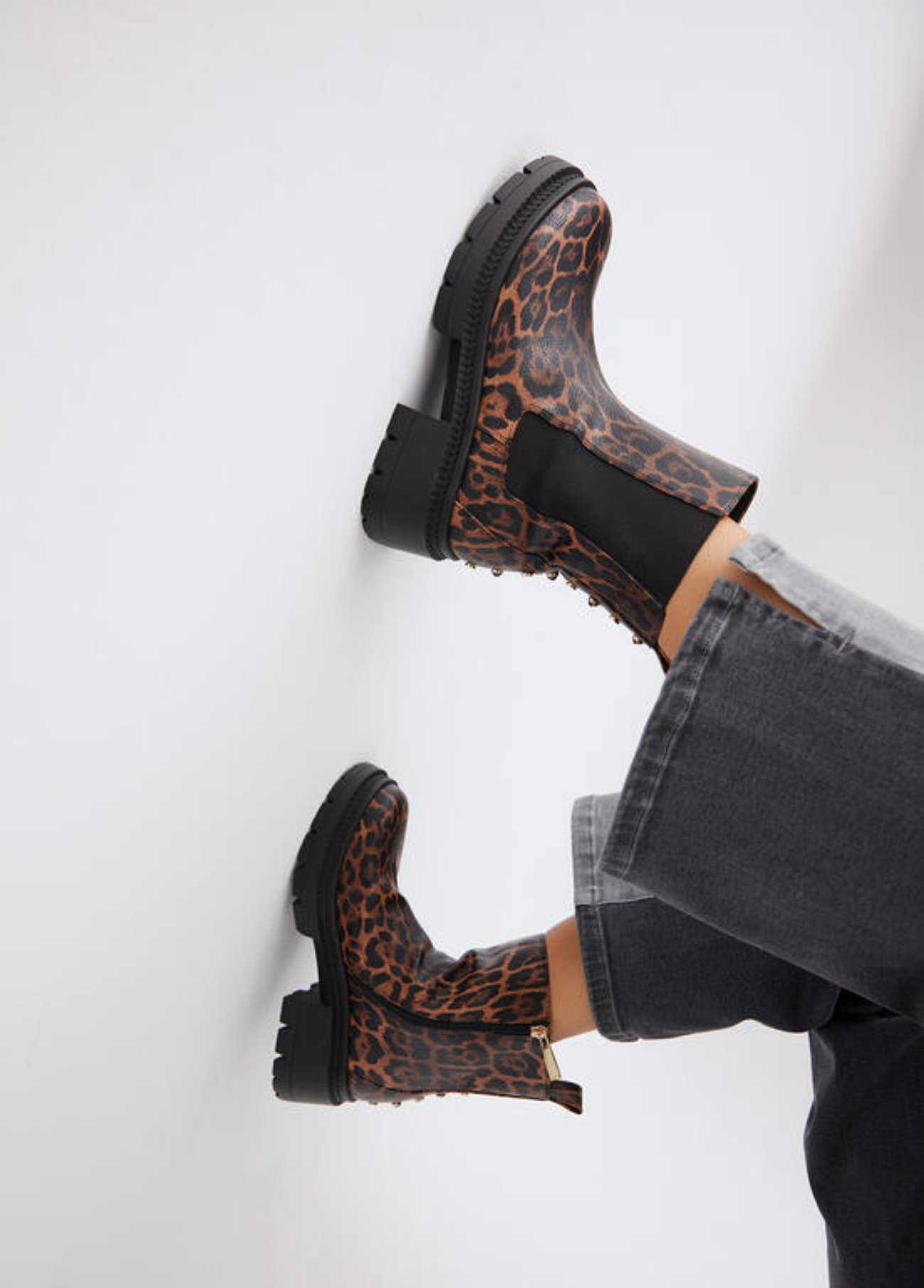 BOTAS ANIMAL PRINT COM TACHAS ATRÁS - LOLA CASADEMUNT