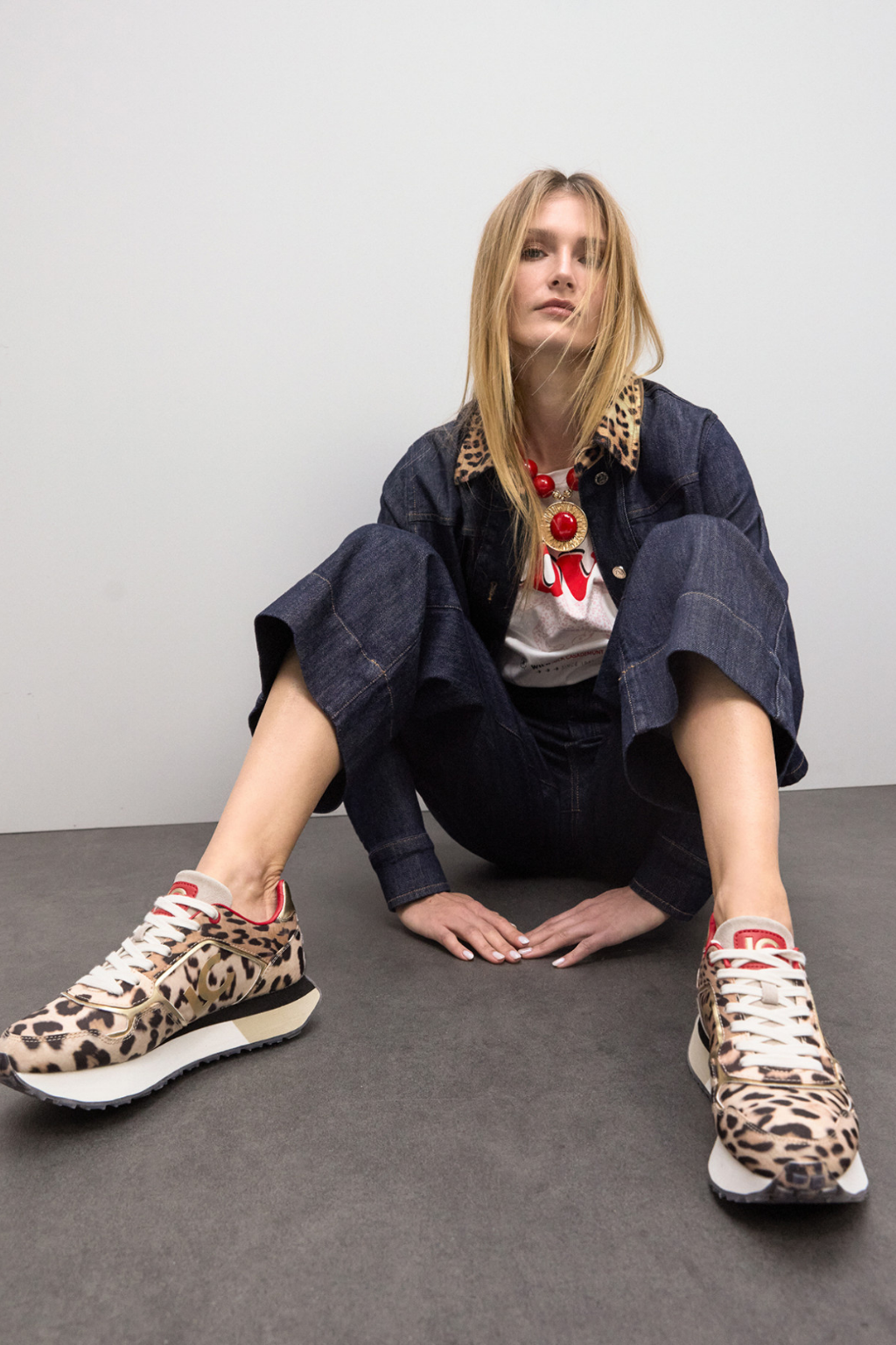 TÉNIS ANIMAL PRINT COM CONTRASTES VERMELHOS - LOLA CASADEMUNT