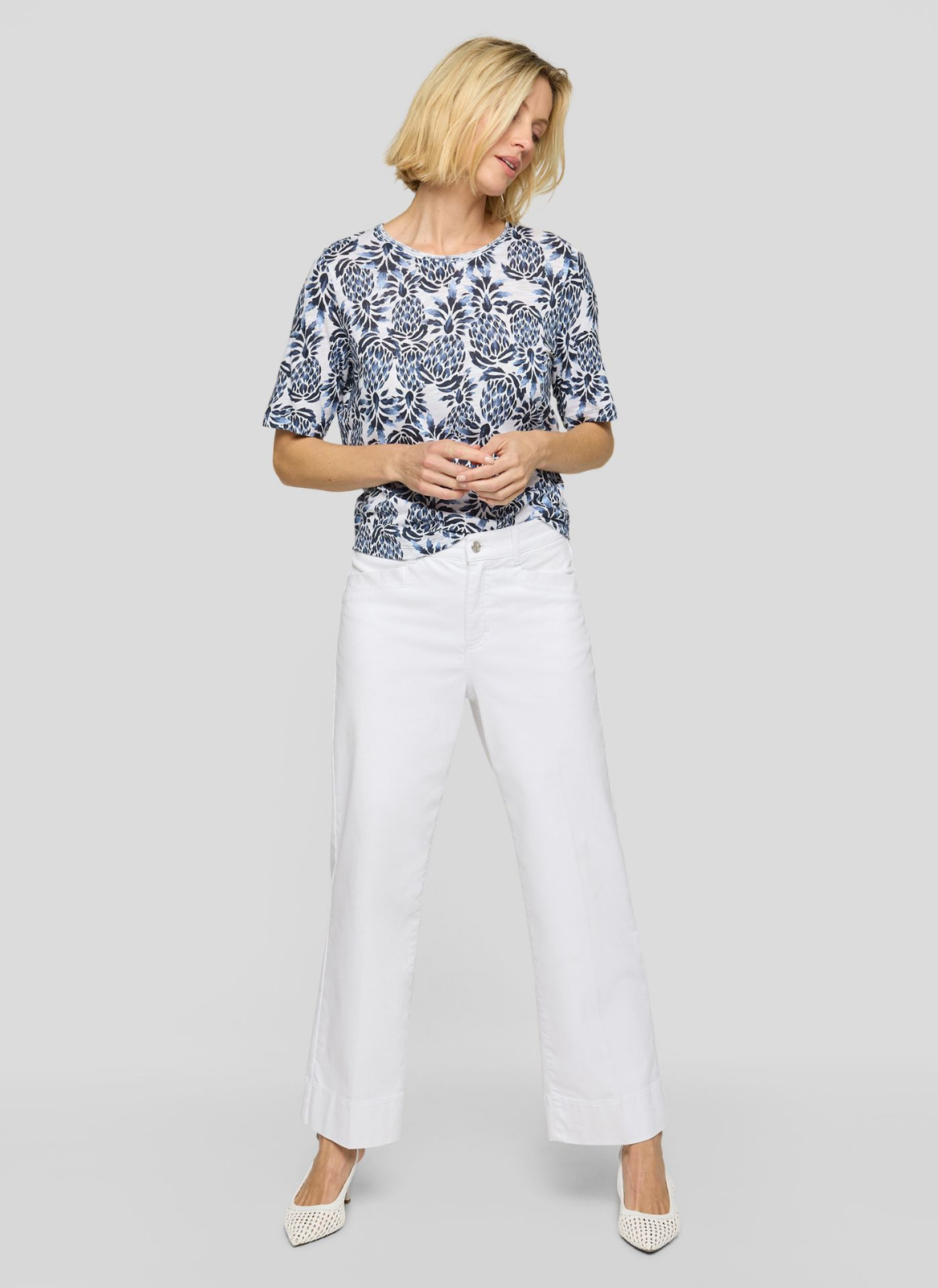 T-SHIRT DE PADRÃO FLORAL BRANCO E MARINHO - RABE