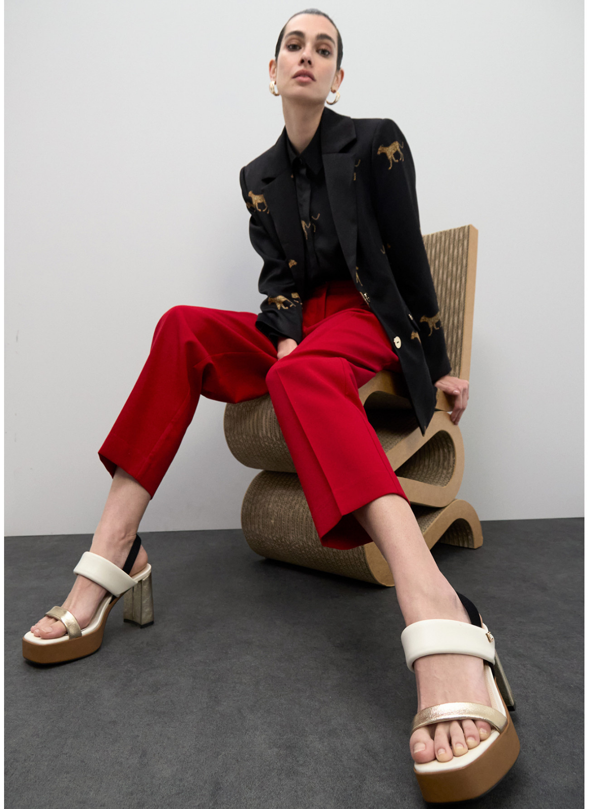 SANDÁLIA DE SALTO ALTO COM DESIGN TRICOLOR DE TIRAS - LOLA CASADEMUNT