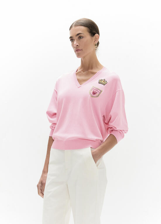 MALHA ROSA COM DECOTE EM V E BRAZÇÃO TIPO EMBLEMA LC - LOLA CASADEMUNT