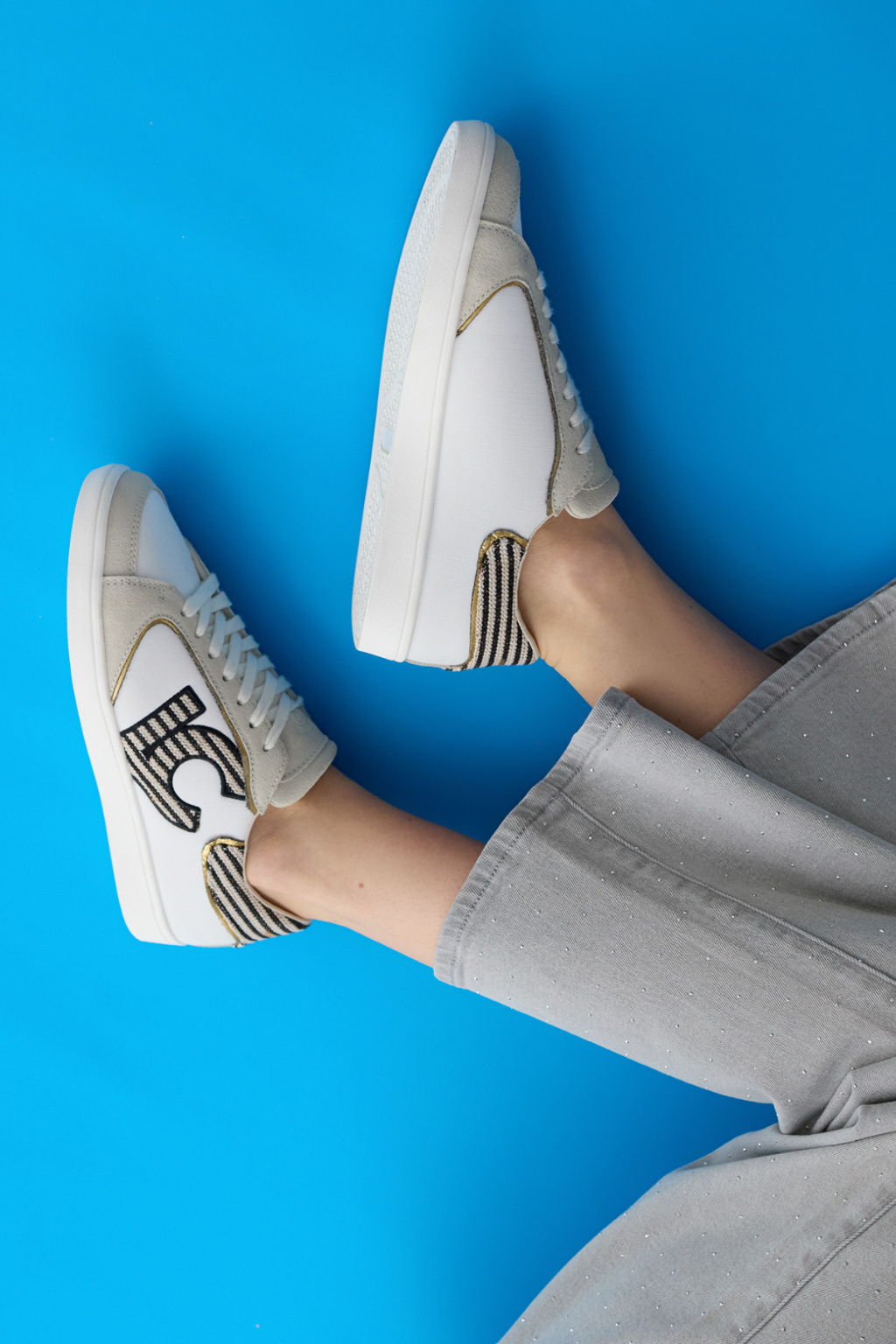 TÊNIS COM LOGOEM TECIDOS COMBINADOS E DETALHES EM COURO - LOLA CASADEMUNT