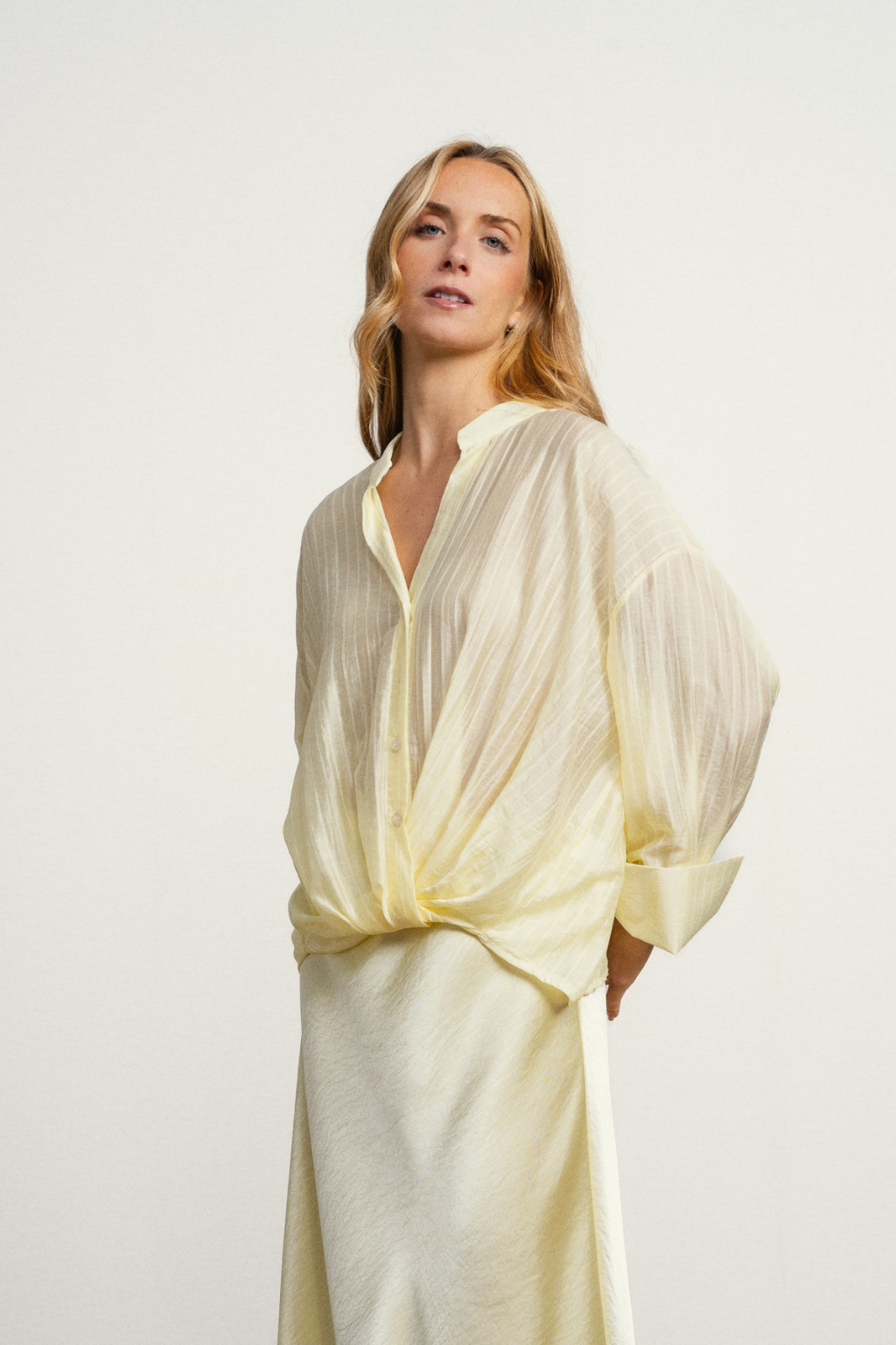 CAMISA SEMI TRANSPARENTE COM RISCAIS VERTICAIS E NÓ NO CÓS - SMF