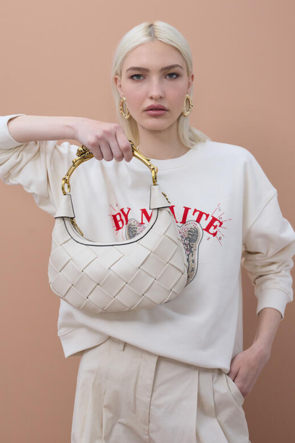 BOLSA MEIA LUA COM PEGA METÁLICA ADORNADA DE LEOPARDO - LOLA CASADEMUNT