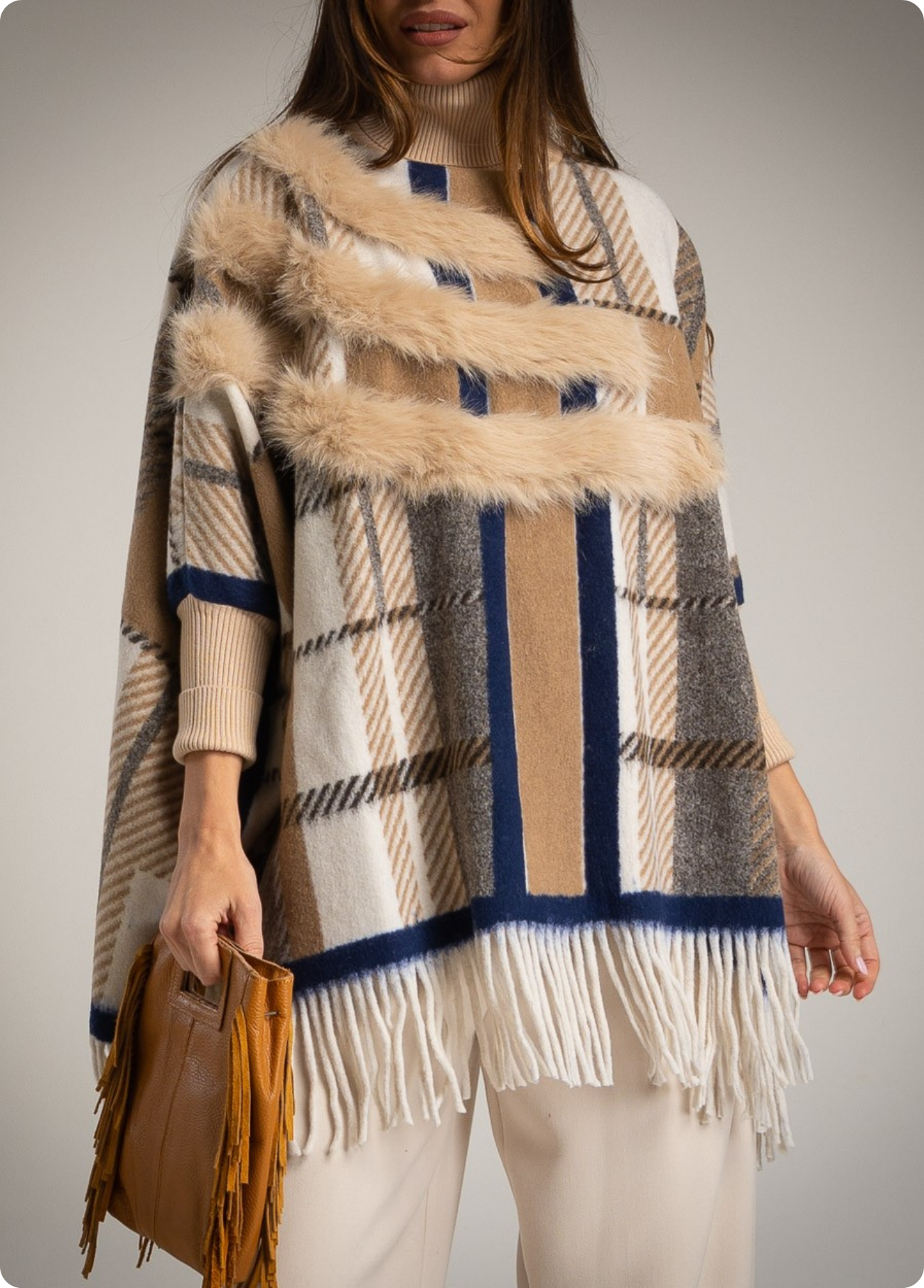 CAPA TIPO PONCHO EM MALHA COM PÊLO E FRANJAS - ALIBY