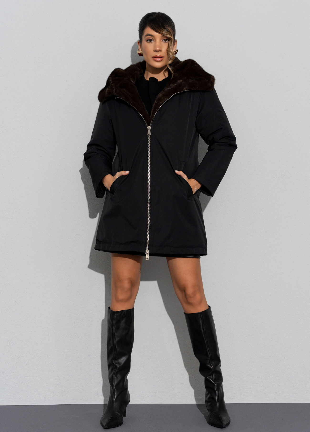 PARKA PRETA COM GOLA E FORRO EFEITO PÊLO - FERRACHE