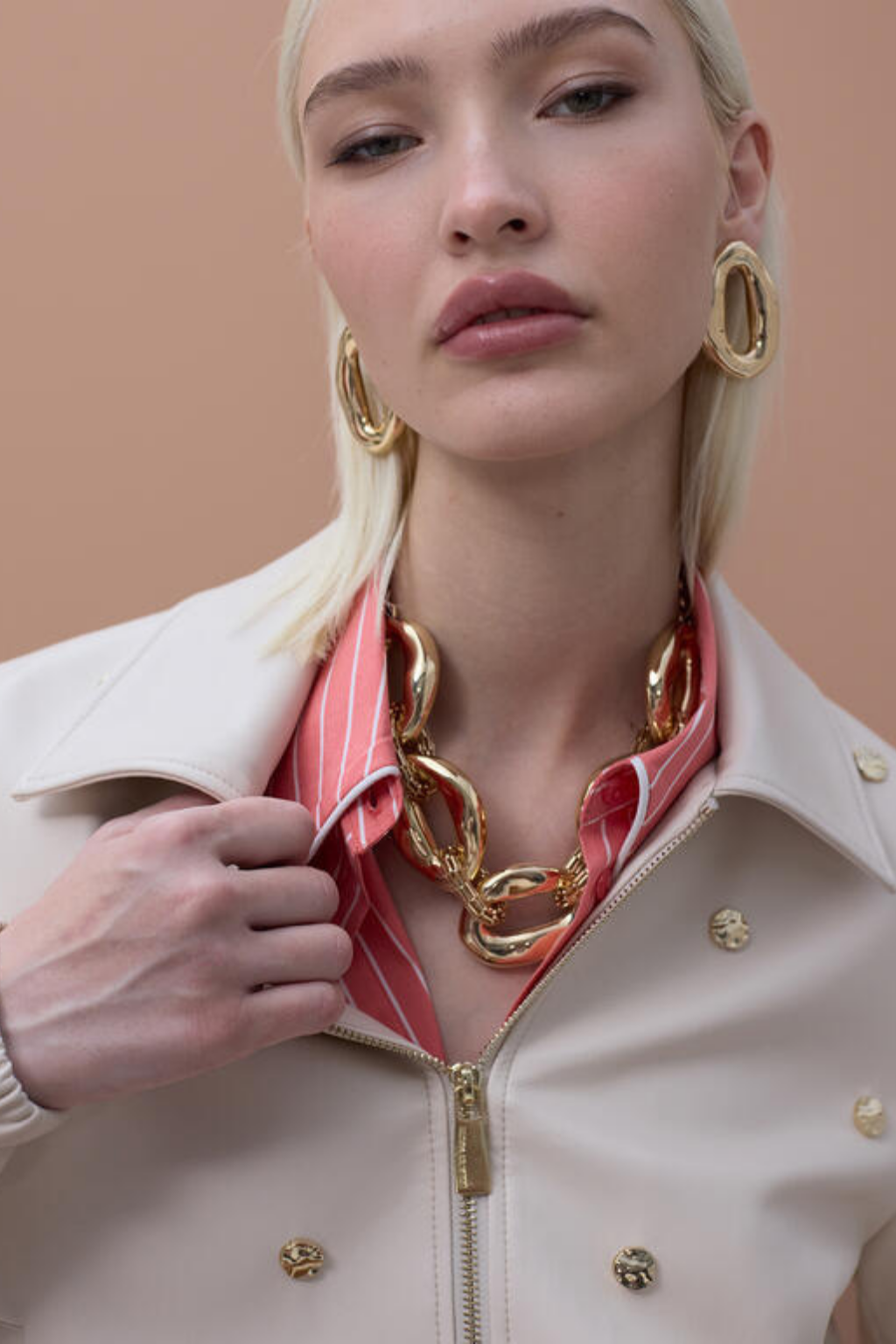 BOMBER DE ECOPELE COM TACHINHAS DOURADAS - LOLA CASADEMUNT