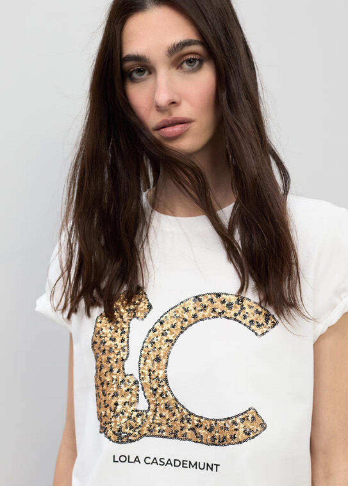 T-SHIRT COM LC EM LANTEJOULAS DOURADAS - LOLA CASADEMUNT