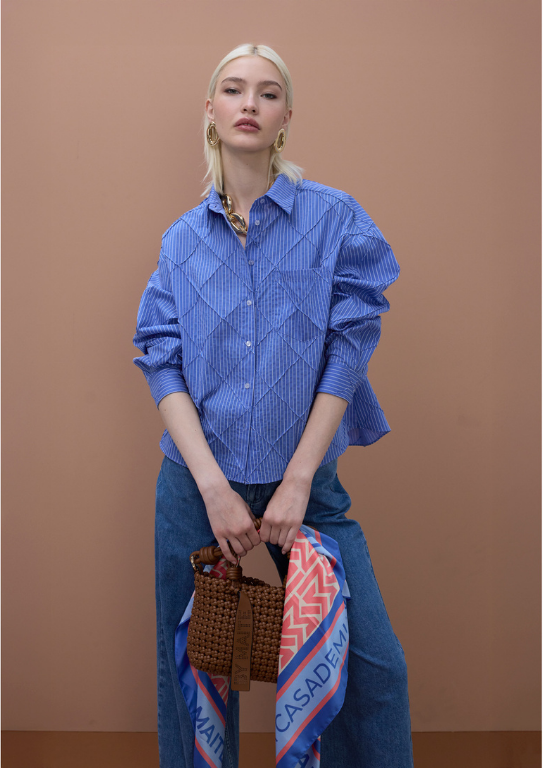 CAMISA OVERSIZE EM POPELINE COM TEXTURA DE LOSANGULOS - LOLA CASADEMUNT