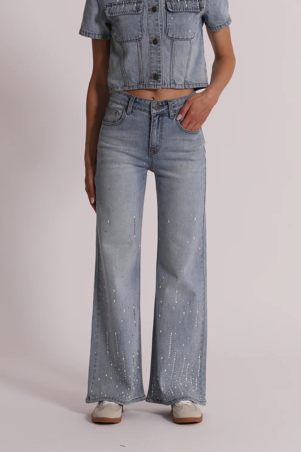 JEANS COM APLICAÇÕES DE STRASS - MIMI MUA
